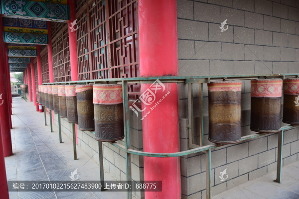 寺廟中的轉(zhuǎn)經(jīng)筒圖片