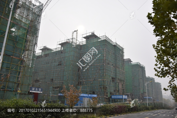 一排正在建設的樓房