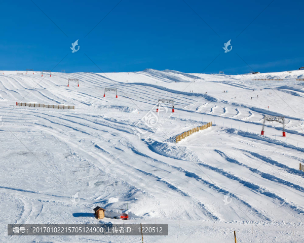 法國(guó)阿爾卑斯山滑雪場(chǎng)