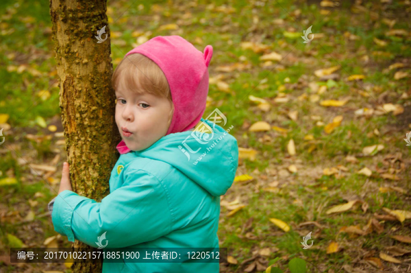 可愛(ài)的孩子在秋天公園散步
