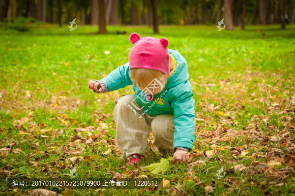 可愛的孩子在秋天公園散步