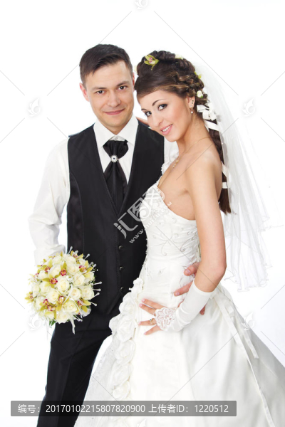 美麗的新娘和新郎站在白色背景。新婚情侶時(shí)尚拍。