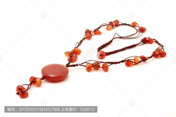 瑪瑙項(xiàng)鏈孤立在白色背景