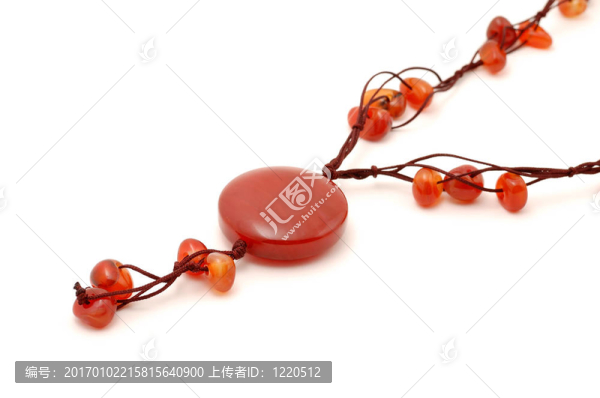 瑪瑙項(xiàng)鏈孤立在白色背景