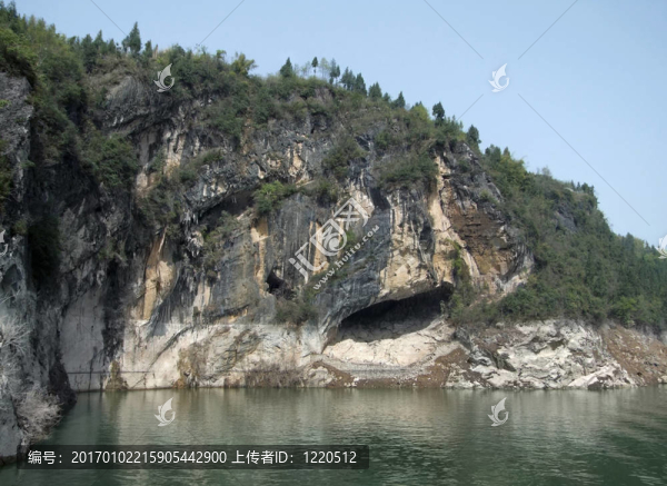 在河的神農(nóng)溪巖