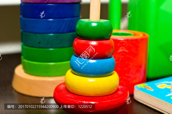 幼兒園兒童彩色玩具。木制的東西。