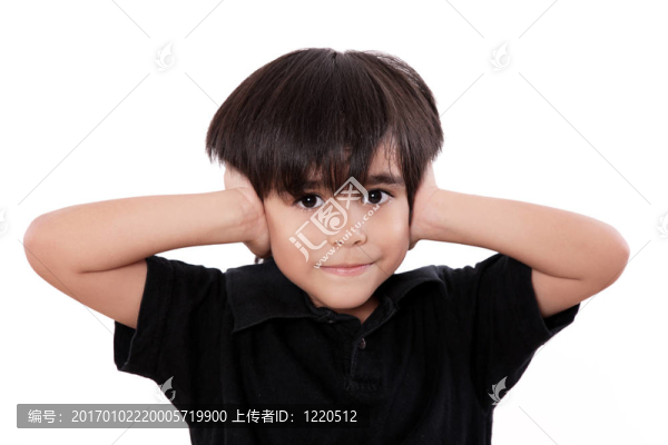 孩子捂住耳朵