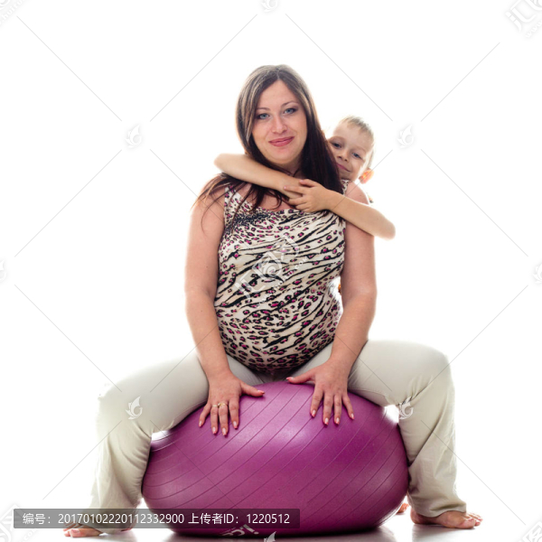 孕婦與孩子坐在體操舞會(huì)上