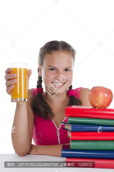 帶果汁玻璃杯的少女