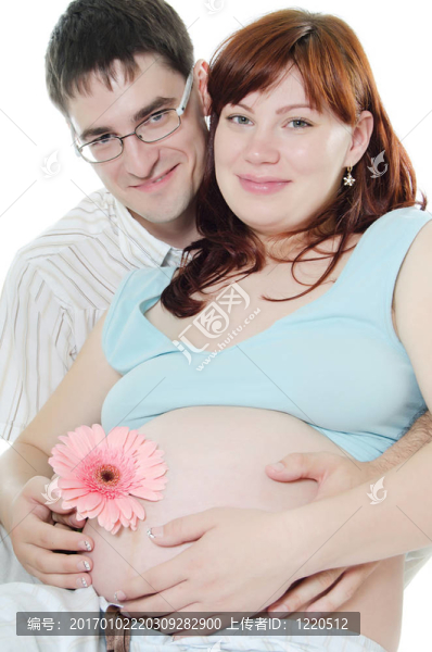 幸福懷孕夫婦孤立在白色