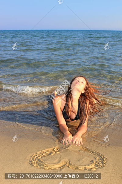 海灘上迷人的女孩