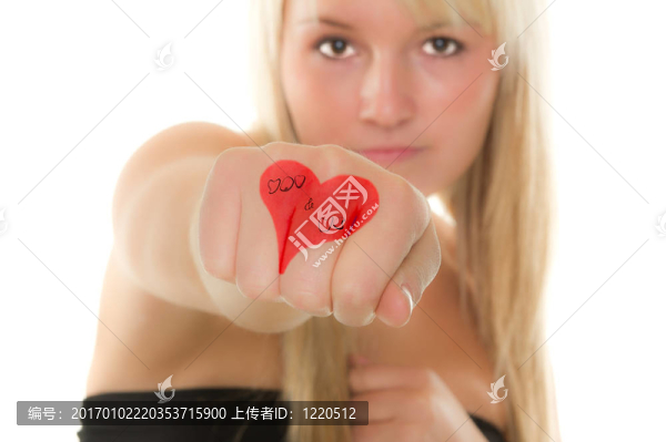 女孩伸出她的手與心