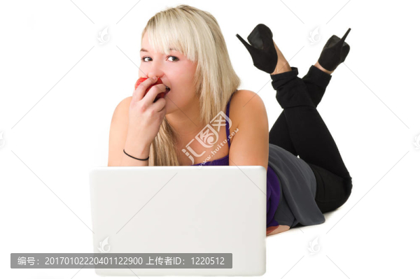 小女孩吃蘋果