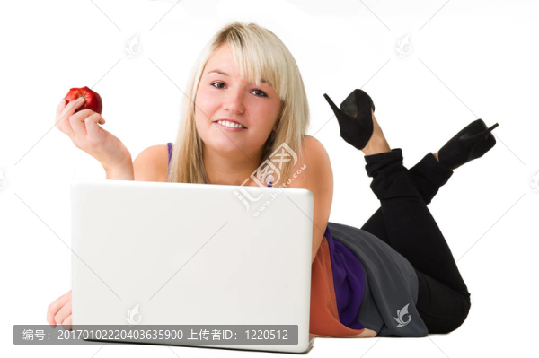 年輕的微笑女孩與筆記本電腦