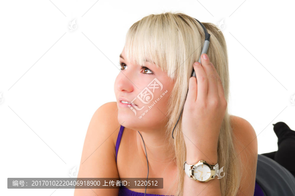 年輕漂亮女孩聽(tīng)音樂(lè)