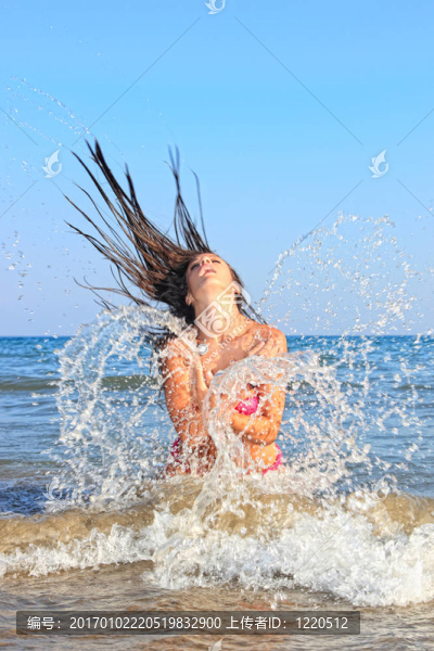 可愛的女孩在海灘上