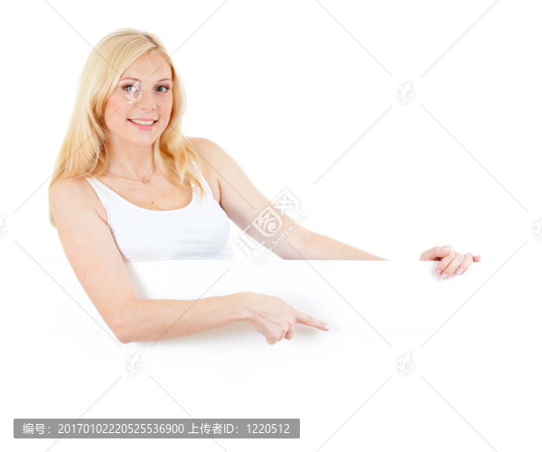 可愛(ài)的金發(fā)女孩穿著背心的指向或顯示空白的白板在她的手離工作室拍攝