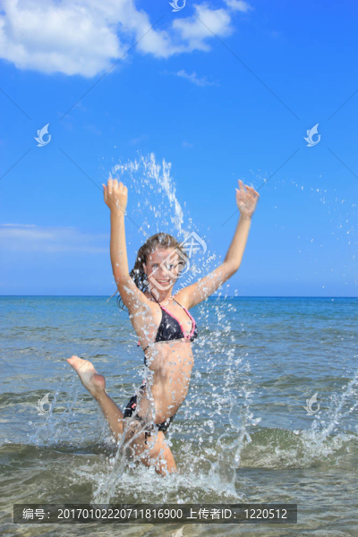 可愛(ài)的女孩在海灘上