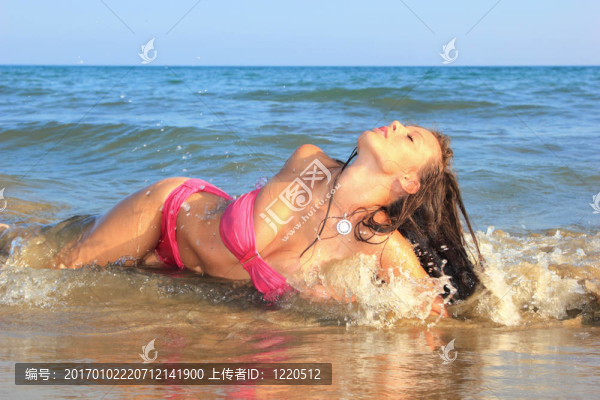 海灘上迷人的女孩