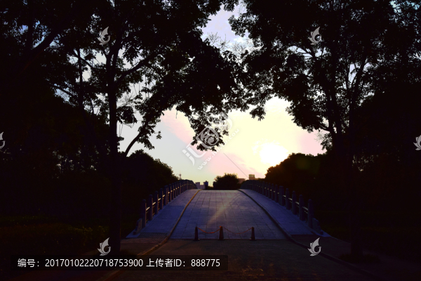 夕陽中的拱橋攝影圖