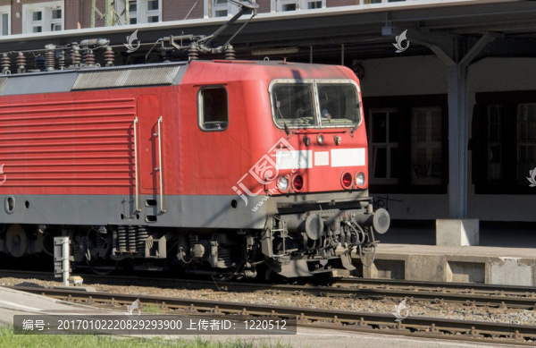 在陽(yáng)光明媚的氛圍，紅色的火車
