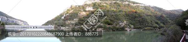 山間的湖水景觀圖