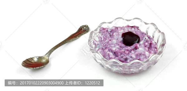 加藍(lán)莓醬和勺子的農(nóng)家干酪