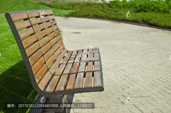 城市公園的木制長椅