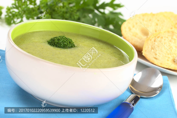 奶油西蘭花配上頂部花椰菜小花在后面的面包片和香菜葉（選擇性聚焦；對(duì)湯花椰菜小花焦點(diǎn)）