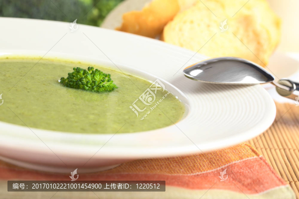 奶油西蘭花配上頂部花椰菜小花與盤的邊上一個(gè)勺子，用面包片和后面的西蘭花（花椰菜小花選擇性聚焦的焦點(diǎn)；