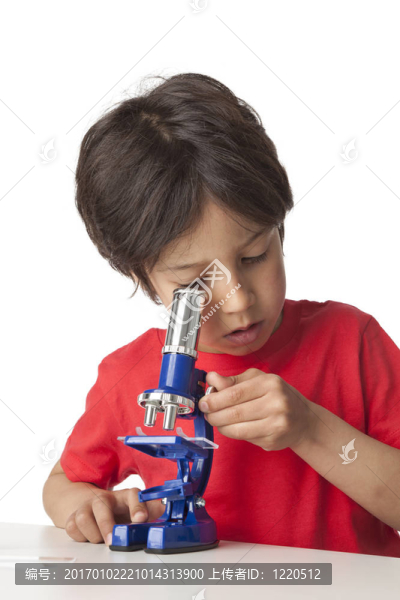 透過顯微鏡看的男孩