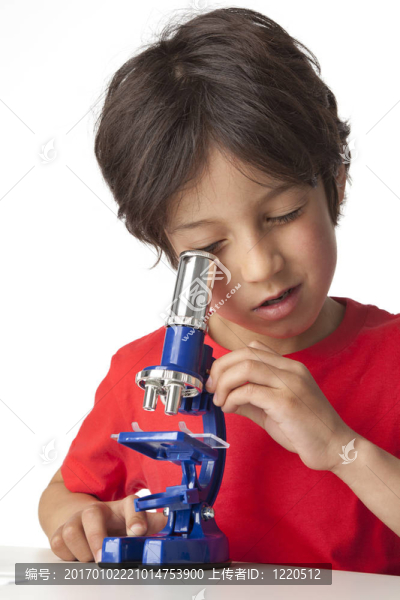 透過顯微鏡看的男孩