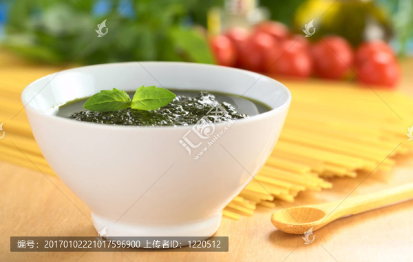 新鮮的香草制成羅勒；碗中的大蒜和橄欖油，配上原意大利羅勒葉；圣女果；在后面的橄欖油和羅勒葉（選擇性聚