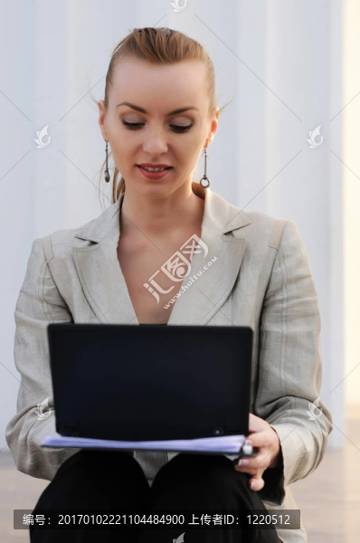 工作在筆記本電腦上的女人