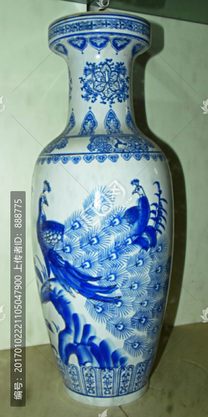 藍(lán)孔雀圖案青瓷花瓶