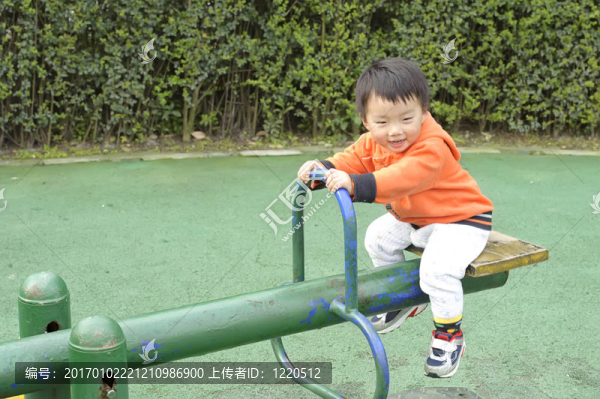 寶寶玩蹺蹺板