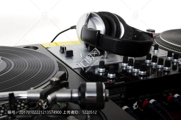 耳機；調(diào)音臺和轉(zhuǎn)臺