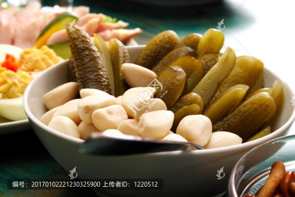 蒜和黃瓜放在桌上