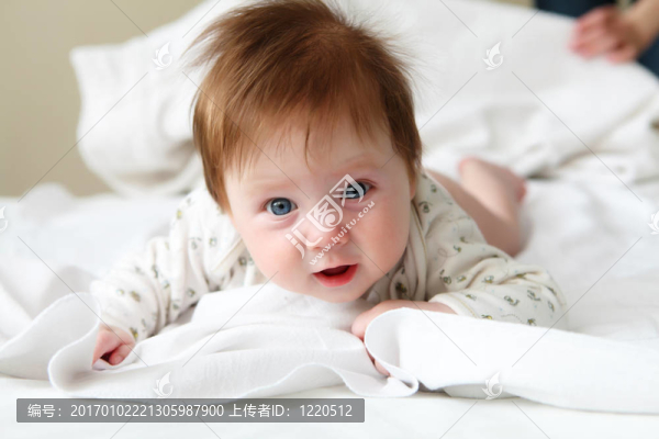 美麗的紅發(fā)嬰兒