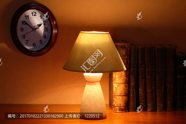 燈和書籍