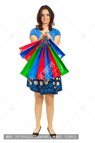 婦女展示五顏六色的購物袋