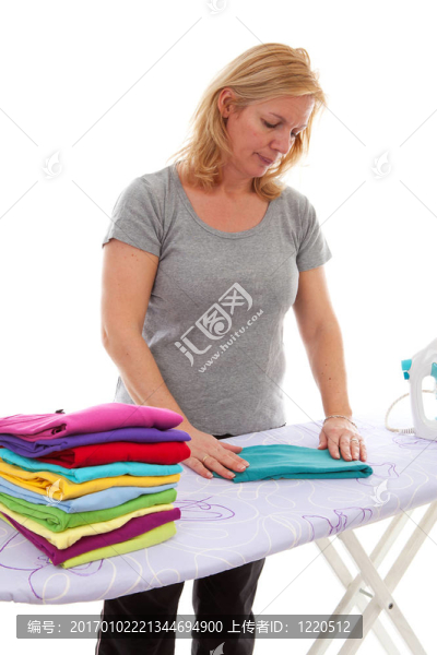 家庭主婦折疊衣服