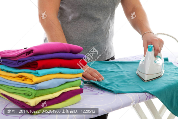 家庭主婦正在熨衣服