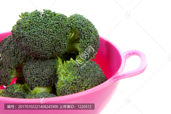 粉紅色的漏勺西蘭花蔬菜