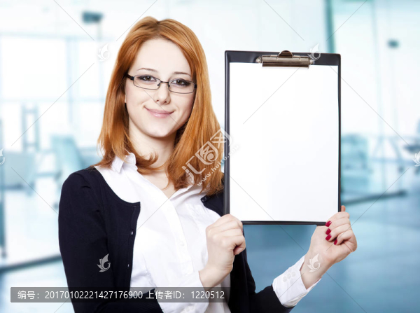 具有代表性文件夾的商業(yè)女性肖像。
