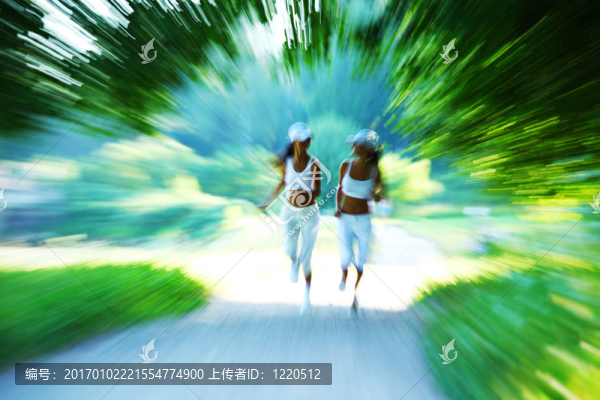 女人跑