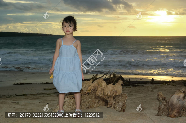 海灘上的亞洲小孩