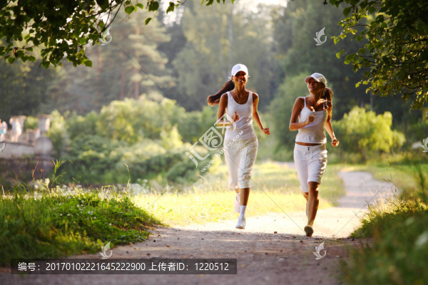 女人跑