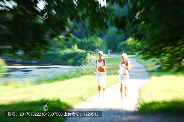 女人跑