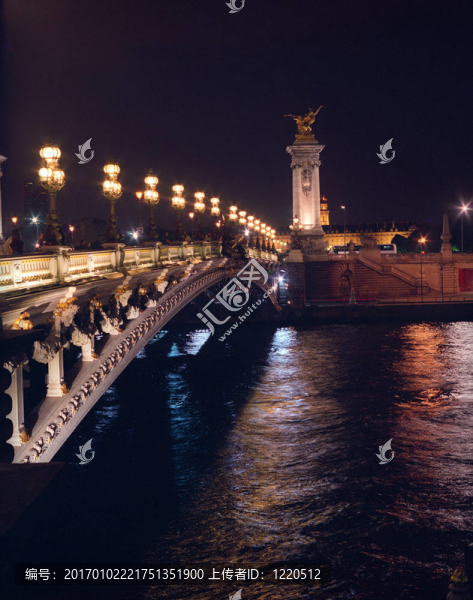晚上亞歷山大三世橋。